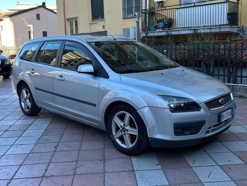 Usado Ford Focus Style 110 HP (80 kW) 2006 Cinzento Carrinha