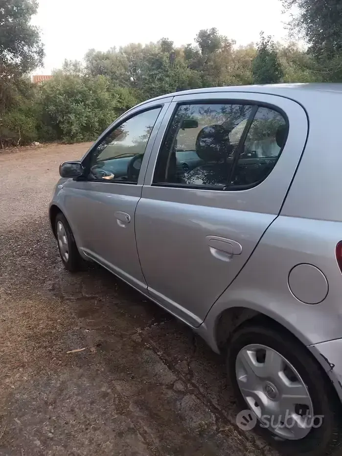 Usata Toyota Yaris 86 CV (63 kW) 2001 Grigio Utilitaria