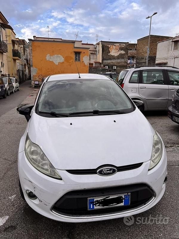Usata Ford Fiesta 82 CV (60 kW) 2013 Bianco Utilitaria
