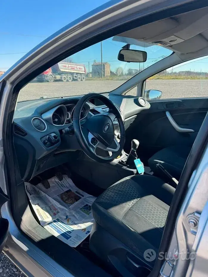 Usado Ford Fiesta 82 HP (60 kW) 2009 Cinzento Sedan