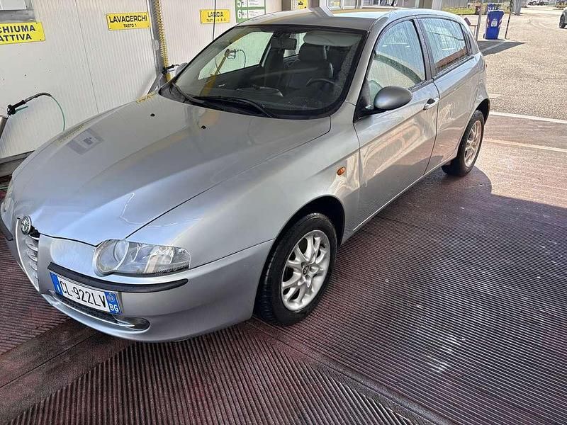 Usata Alfa Romeo 2000 Distinctive 140 CV (102 kW) 2003 Grigio Berlina