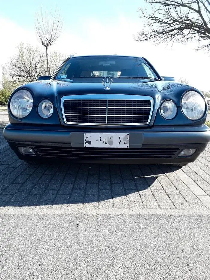 Usata Mercedes E200 Elegance 136 CV (100 kW) 1996 Blu Berlina