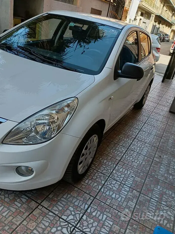 Usata Hyundai i20 78 CV (57 kW) 2011 Bianco Utilitaria