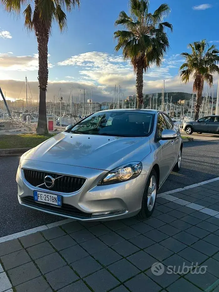 Usata Volvo V40 R-Design Momentum 120 CV (88 kW) 2016 Grigio Berlina