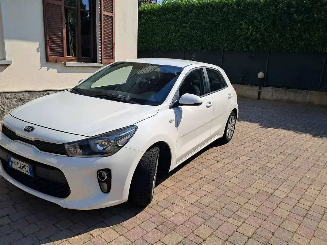 Usata Kia Rio 82 CV (60 kW) 2017 Bianco Berlina