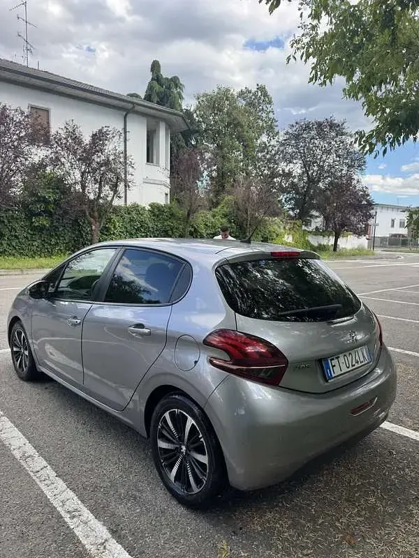 Usata Peugeot 208 Signature Sky 83 CV (61 kW) 2018 Utilitaria