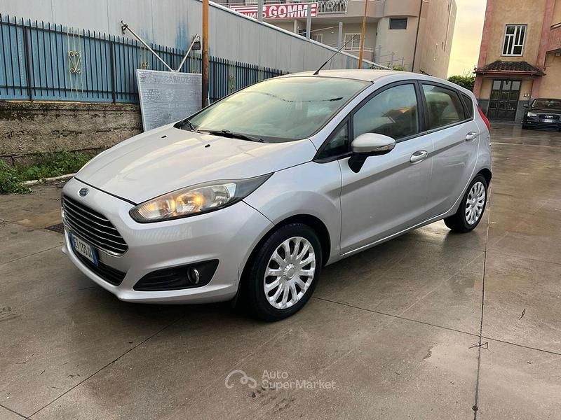 Gray Usata 2014 Ford Fiesta Tre volumi | 4699 € (Ottimo prezzo) - Immagine 1/4