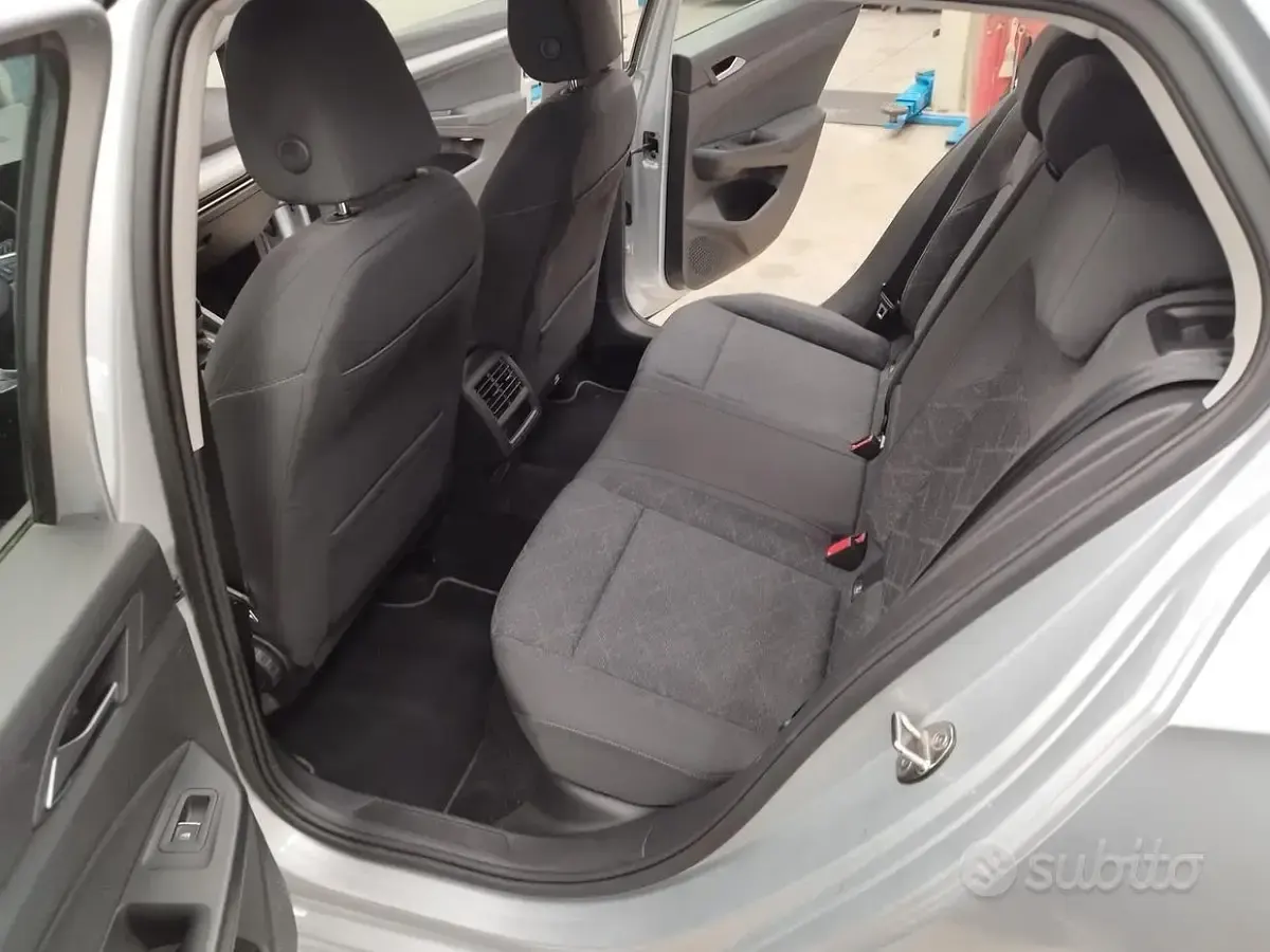 Käytetty VW Golf VII Style 115 HP (84 kW) 2020 Harmaa Sedan