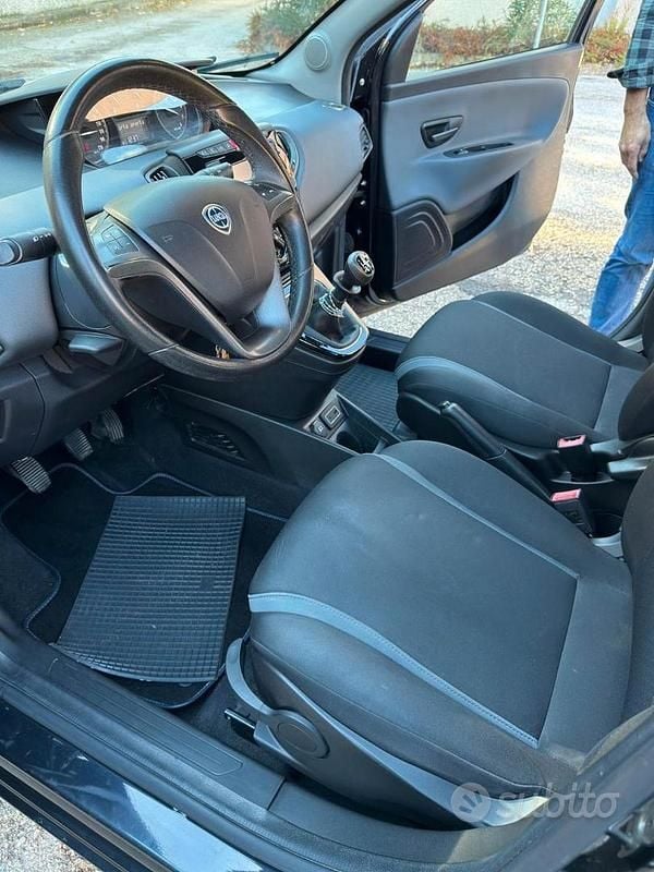 Usata Lancia Ypsilon 85 CV (62 kW) 2016 Nero Utilitaria