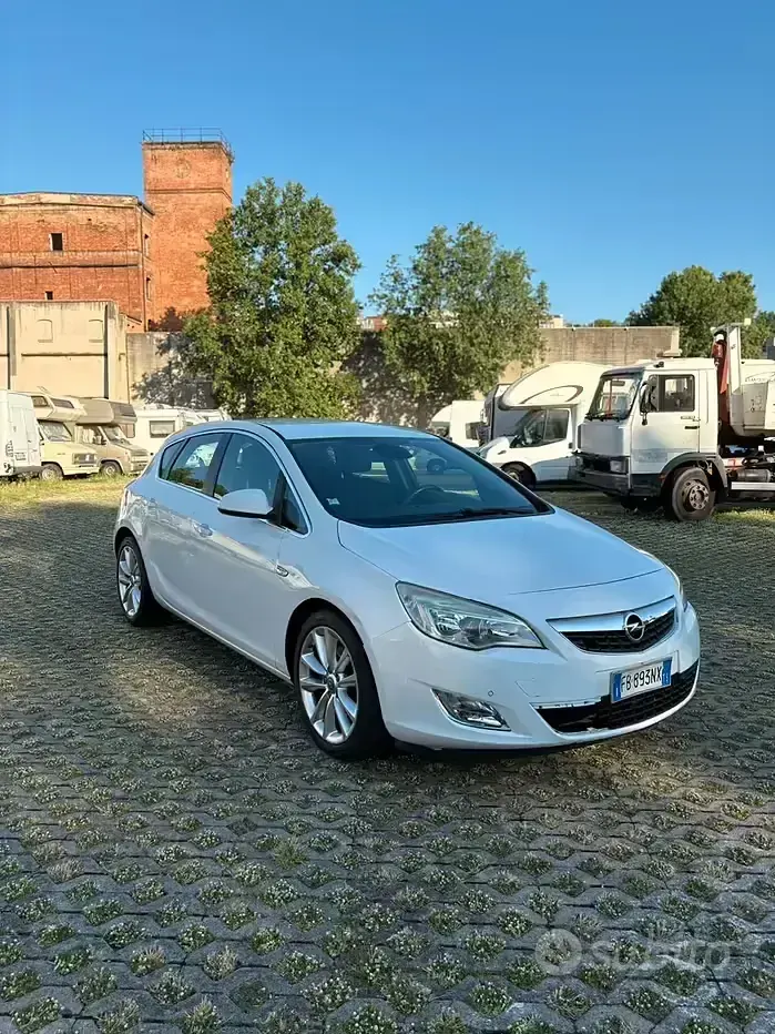 Usata Opel Astra 125 CV (91 kW) 2011 Bianco Berlina
