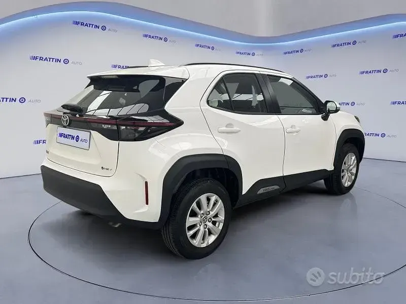 Usata Toyota Yaris Cross Active 92 CV (67 kW) 2025 Super white [040]  pastello SUV