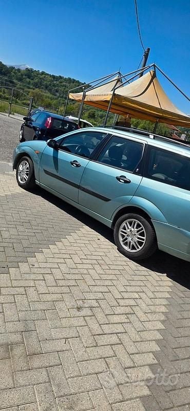 Usata Ford Focus Ghia 115 CV (84 kW) 2001 Grigio Berlina