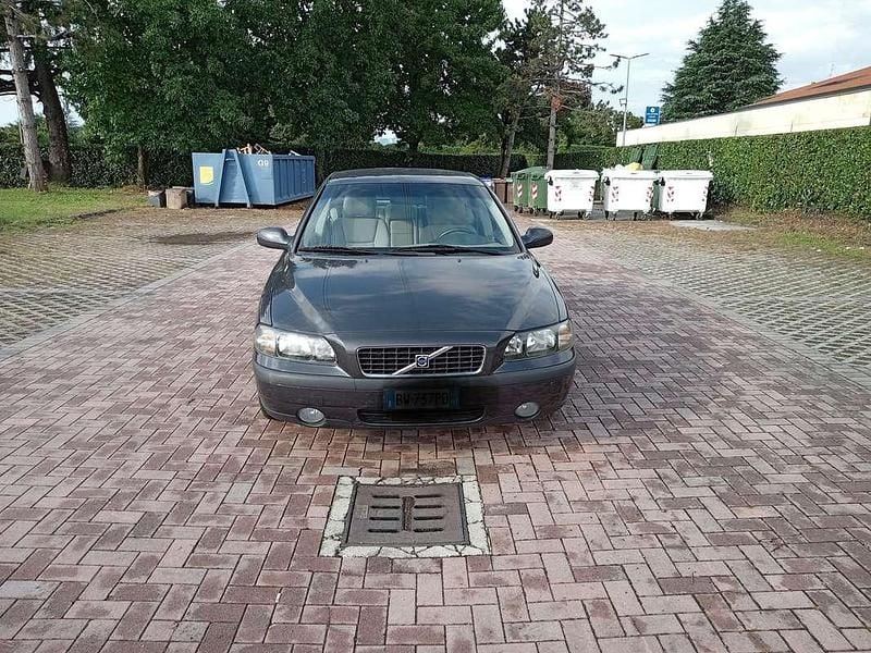 Grigio Usata 2001 Volvo S60 Momentum Tre volumi | 6500 € (Molto cara) - Immagine 1/4