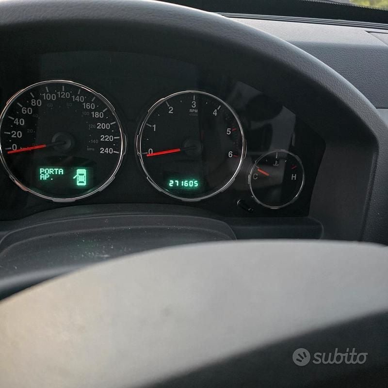 Usata Jeep Cherokee 200 CV (147 kW) 2010 Grigio SUV