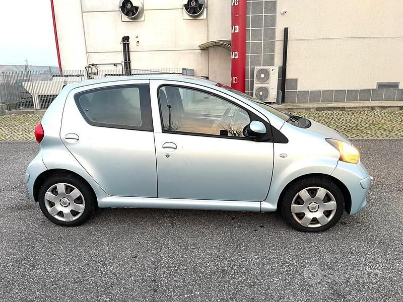 Usata Toyota Aygo Sol 68 CV (50 kW) 2006 Argento Utilitaria