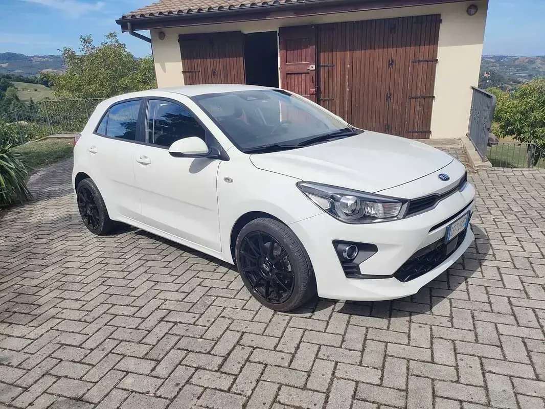Usata Kia Rio Style 101 CV (74 kW) 2021 Berlina