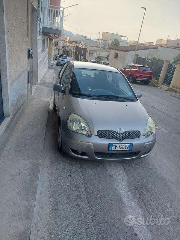 Grigio Usata 2005 Toyota Yaris Tre volumi | 2300 € (Buon prezzo) - Immagine 1/4