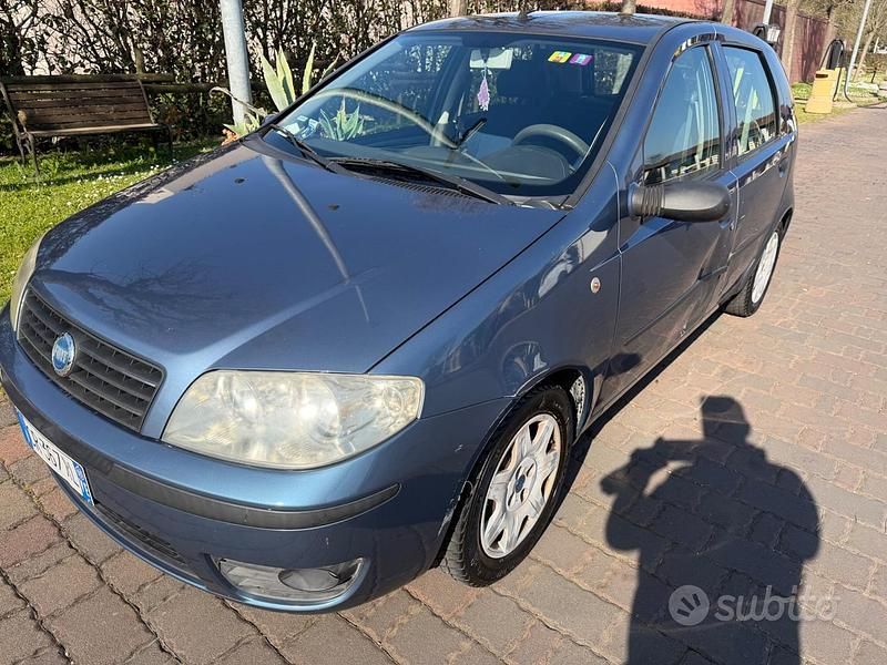 Usata Fiat Punto 69 CV (50 kW) 2005 Blu Utilitaria