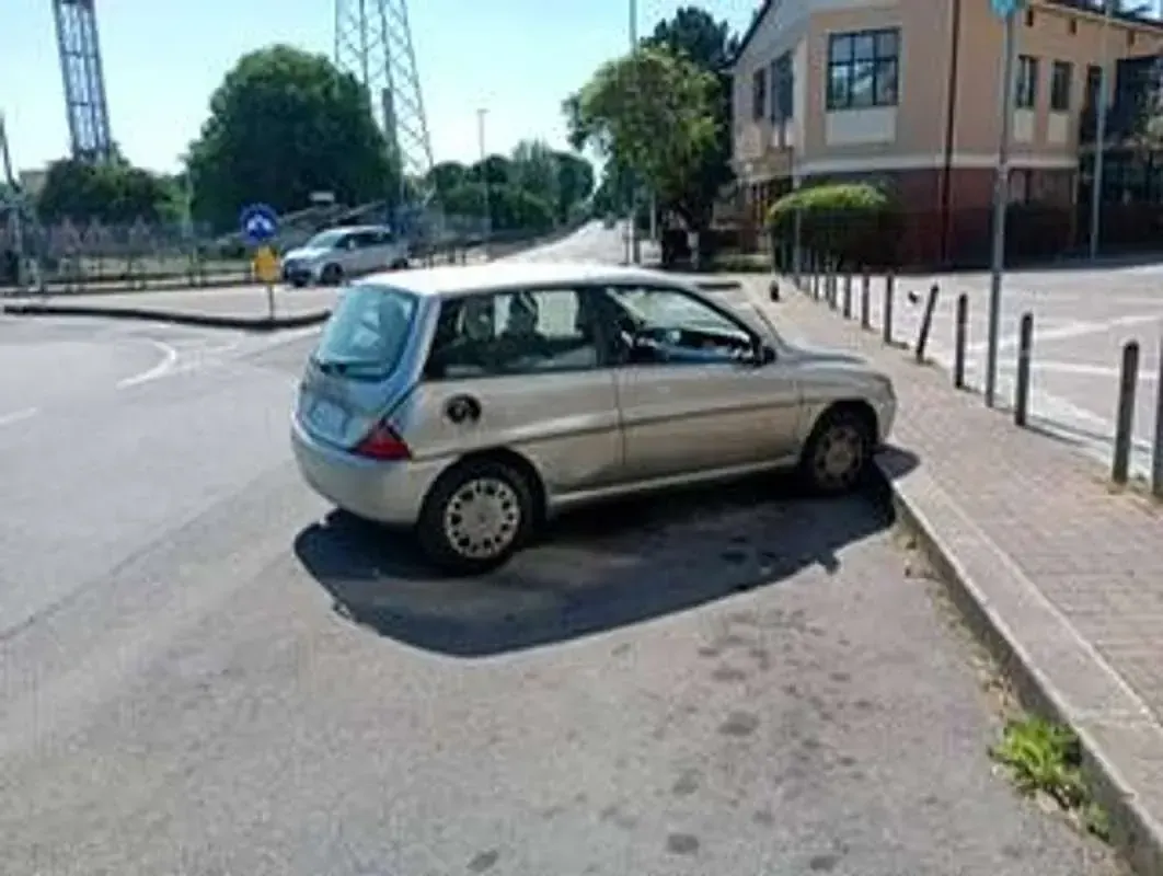 Usata Lancia 2000 60 CV (44 kW) 2001 Grigio Berlina