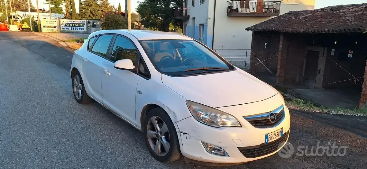 Usata Opel Astra 101 CV (74 kW) 2010 Bianco Berlina