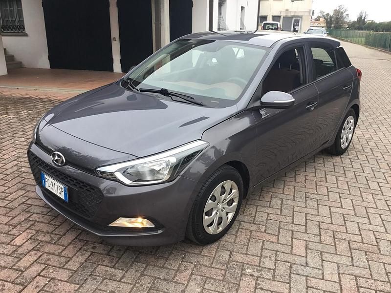 Grigio Usata 2016 Hyundai i20 Classic Tre volumi | 8450 € (Ottimo prezzo) - Immagine 1/4