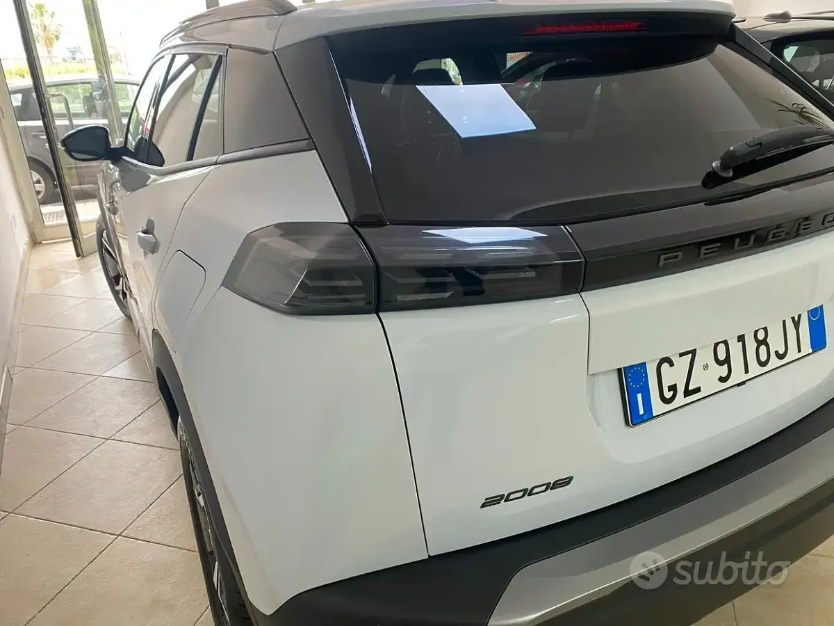Usata Peugeot 2008 Allure 101 CV (74 kW) 2025 Bianco SUV