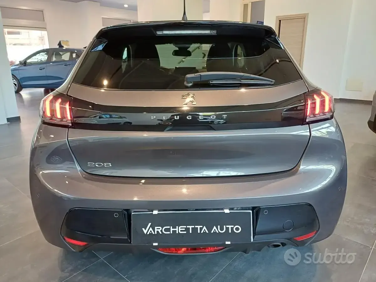Usata Peugeot 208 Allure 102 CV (75 kW) 2023 Grigio Utilitaria