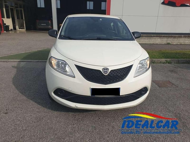 Usata Lancia Ypsilon Gold 69 CV (50 kW) 2018 Bianco Utilitaria