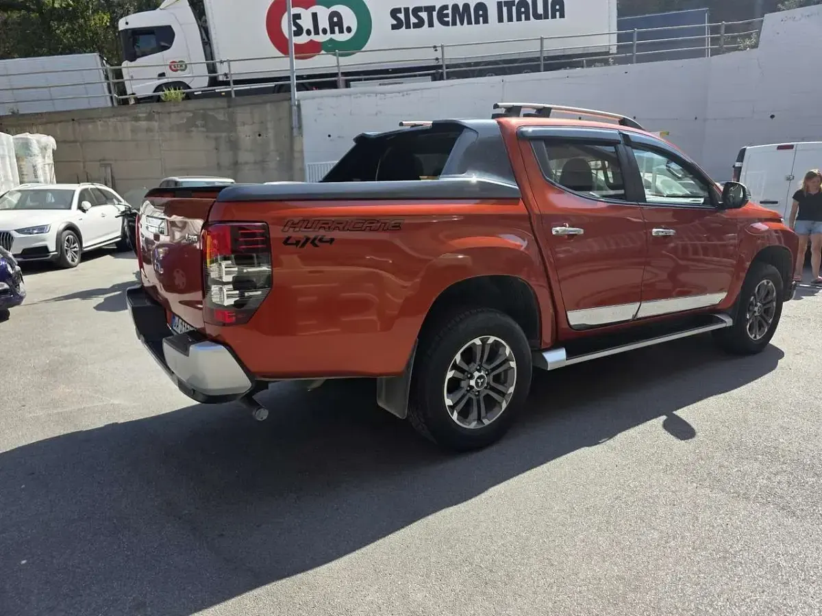 Usata Mitsubishi L200 150 CV (110 kW) 2020 Arancione Pick-up