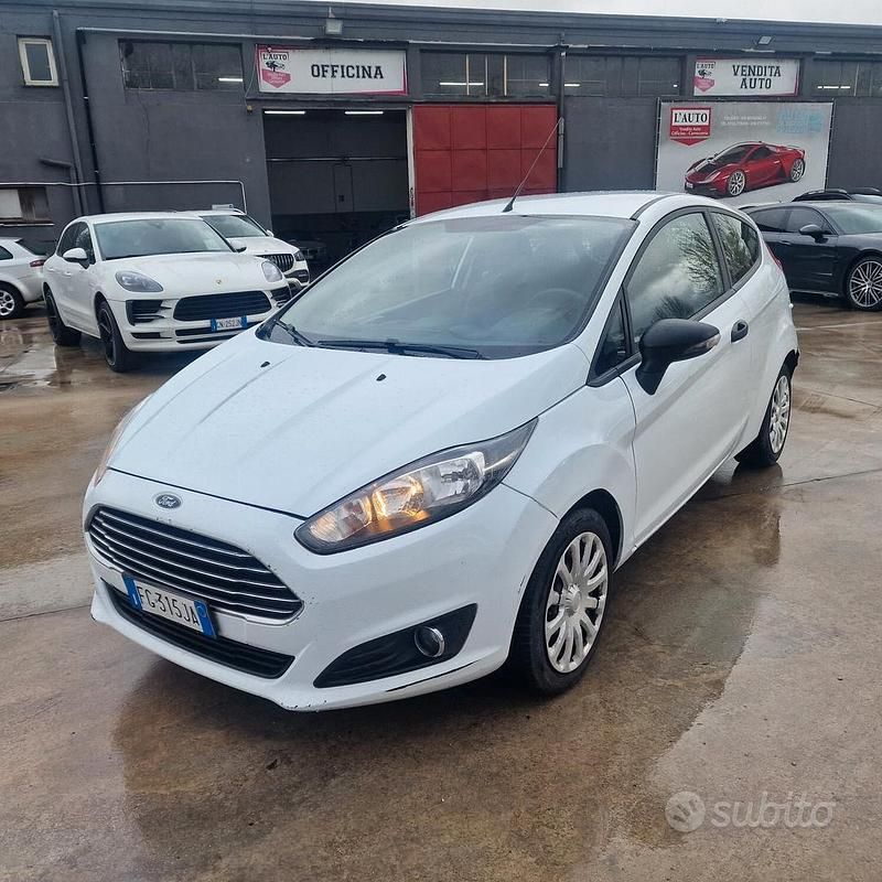 Usata Ford Fiesta 75 CV (55 kW) 2016 Bianco Furgone