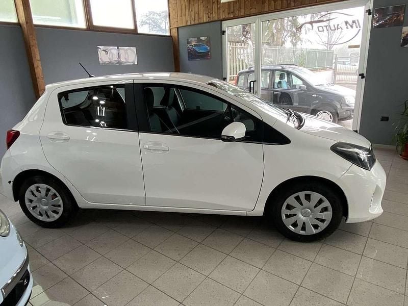 Usata Toyota Yaris Lounge 90 CV (66 kW) 2015 Bianco Utilitaria