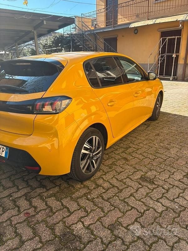 Usata Peugeot 208 Allure 100 CV (73 kW) 2023 Giallo Utilitaria