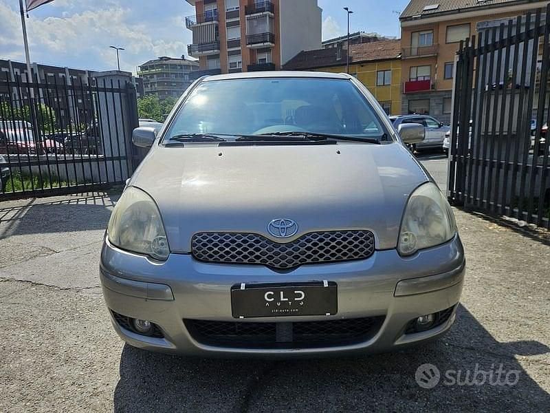 Usata Toyota Yaris 65 CV (47 kW) 2005 Grigio Berlina