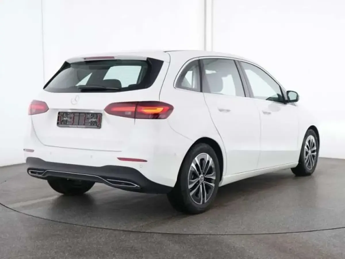Usata Mercedes B180 136 CV (100 kW) 2025 Bianco Utilitaria