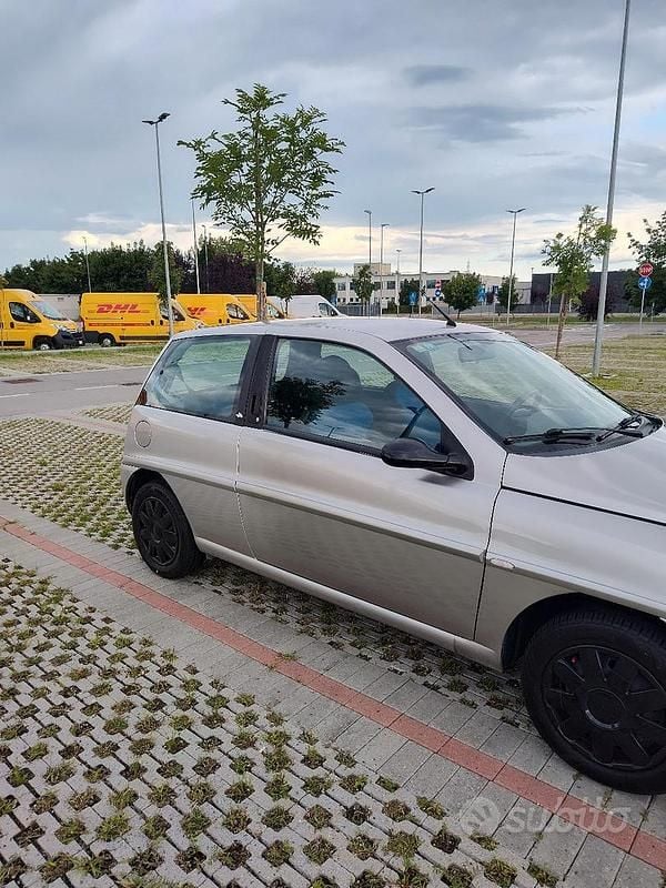 Usata Lancia Ypsilon 60 CV (44 kW) 2003 Grigio Utilitaria