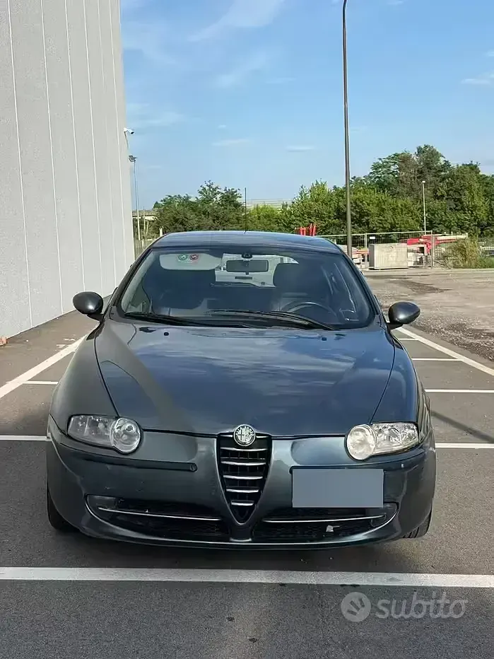 Usata Alfa Romeo 147 120 CV (88 kW) 2002 Grigio Utilitaria