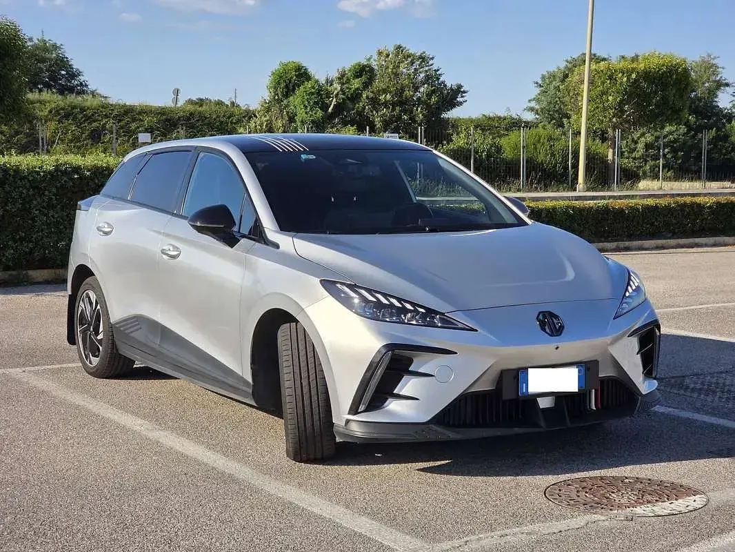 Usata MG MG4 EV Luxury 150 kW (204 CV) 2023 Argento Utilitaria