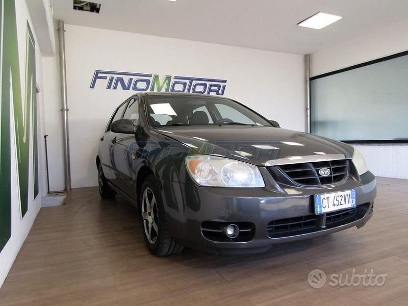 Usata Kia Cerato EX 105 CV (77 kW) 2005 Grigio Berlina