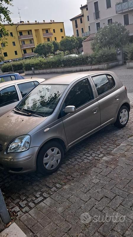 Grigio Usata 2003 Toyota Yaris Tre volumi | 1300 € (Buon prezzo) - Immagine 1/4