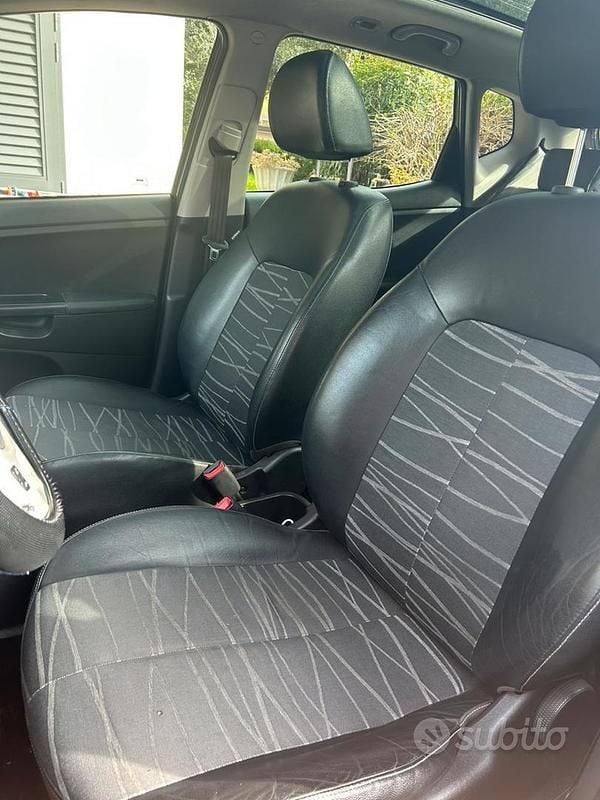 Usata Kia Venga 90 CV (66 kW) 2013 Nero Utilitaria