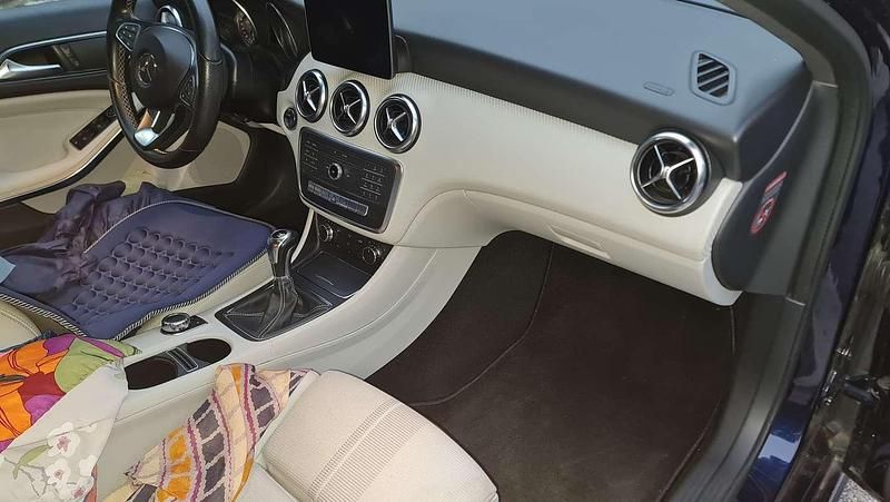 Usata Mercedes A180 109 CV (80 kW) 2018 Blu/azzurro Berlina