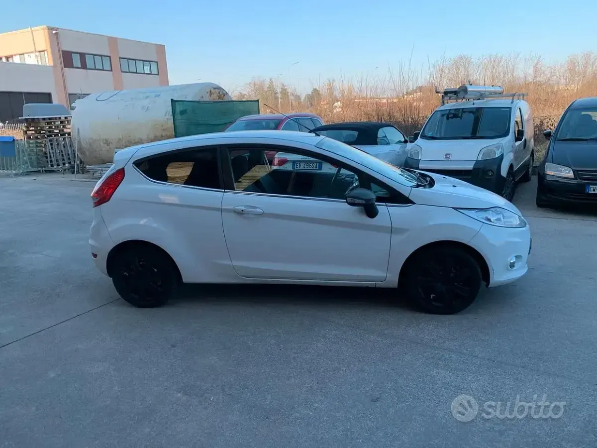 Usado Ford Fiesta 90 HP (66 kW) 2010 Branco Sedan