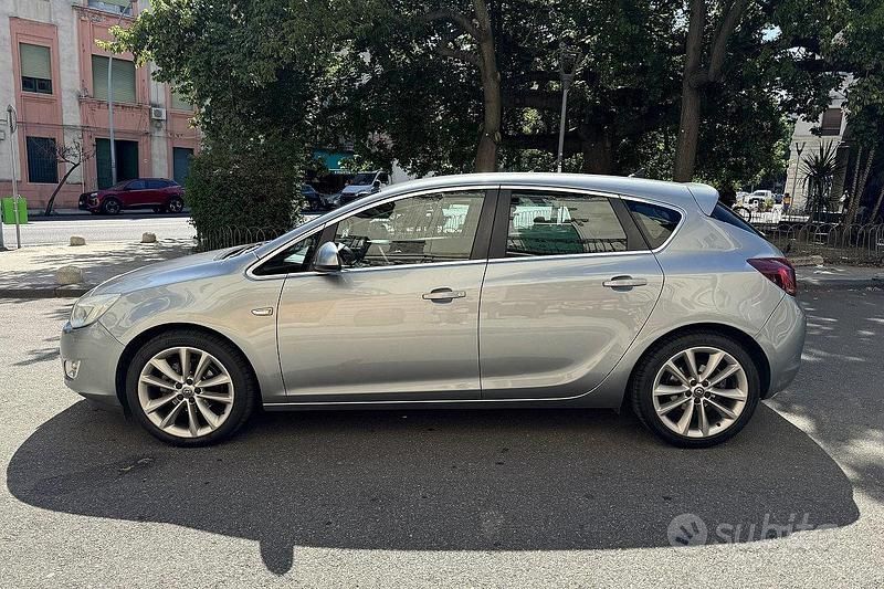 Usata Opel Astra 140 CV (102 kW) 2010 Grigio Berlina