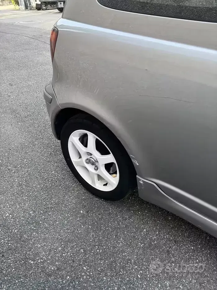 Usata Toyota Yaris 105 CV (77 kW) 2004 Grigio Berlina