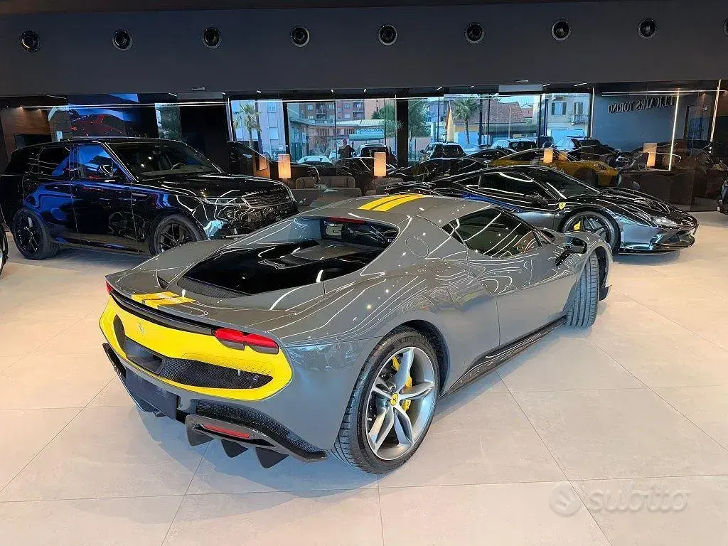 Usata Ferrari 296 662 CV (486 kW) 2022 Grigio scuro metallizzato Coupé