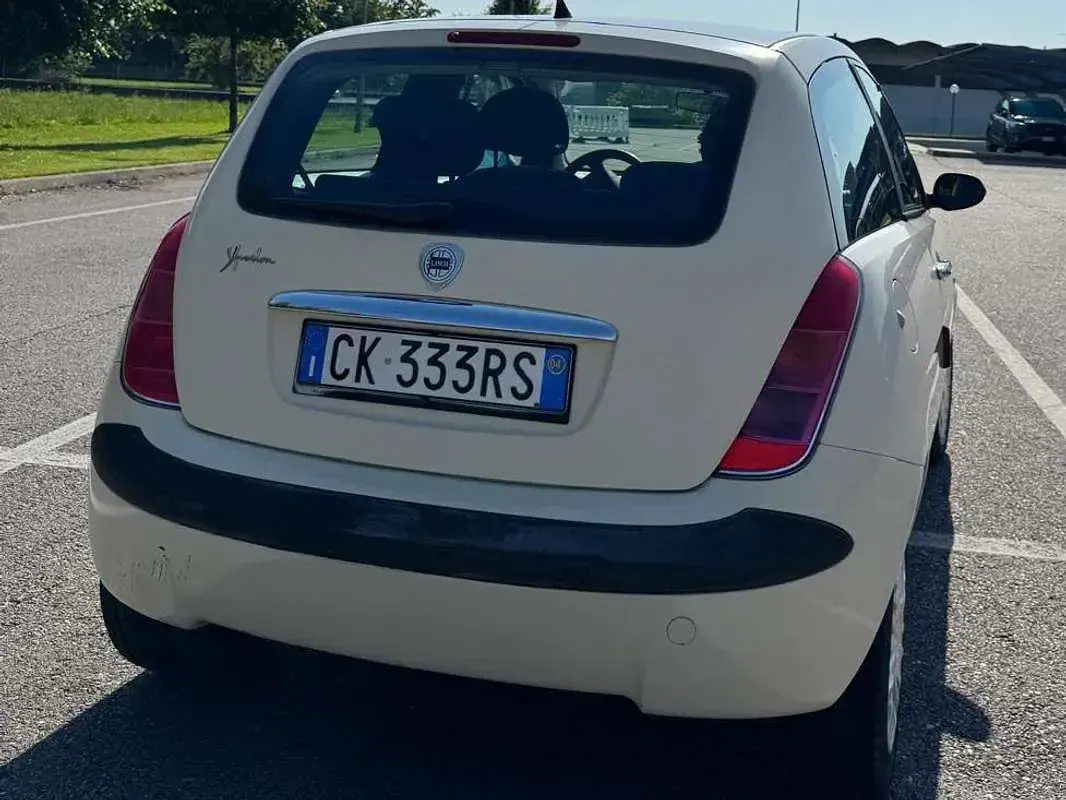 Usata Lancia Ypsilon 60 CV (44 kW) 2004 Beige Utilitaria