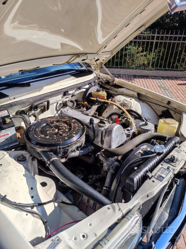 Usata Mercedes 240 72 CV (52 kW) 1981 Bianco Berlina