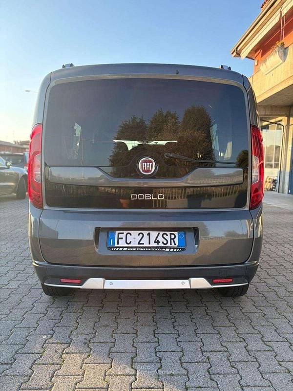 Usata Fiat Doblò Trekking 120 CV (88 kW) 2015 Gray Monovolume