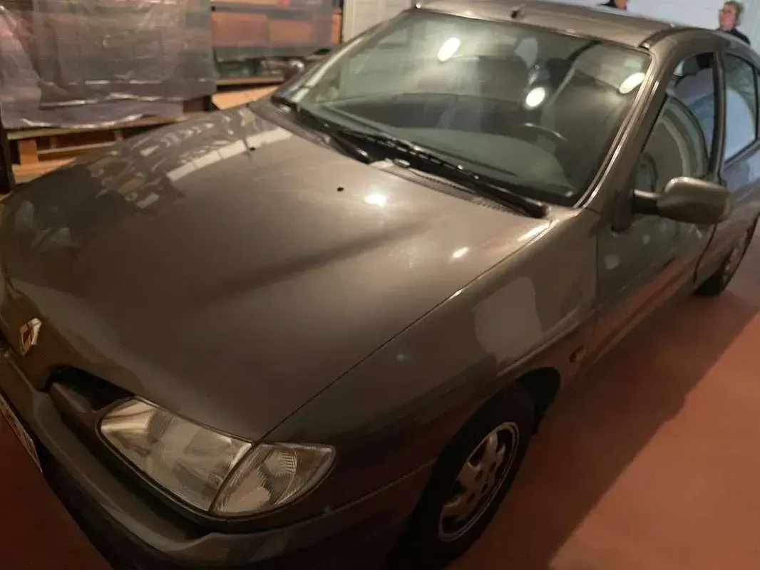 Usata Renault Mégane 90 CV (66 kW) 1996 Grigio Berlina