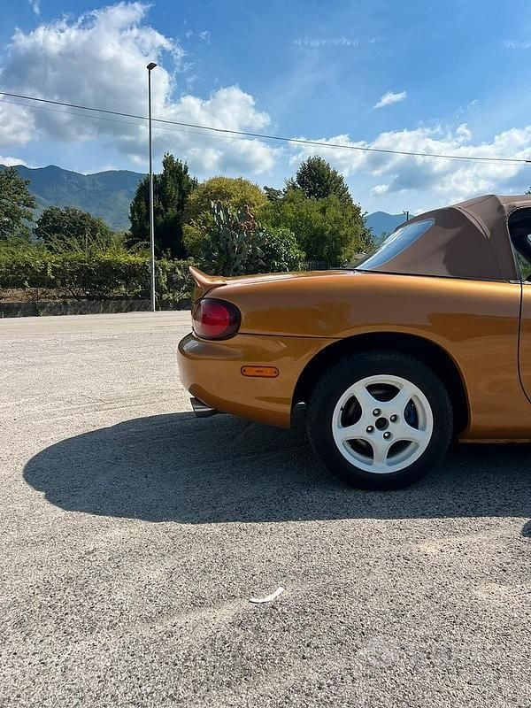 Usata Mazda MX5 110 CV (80 kW) 1998 Arancione Cabrio